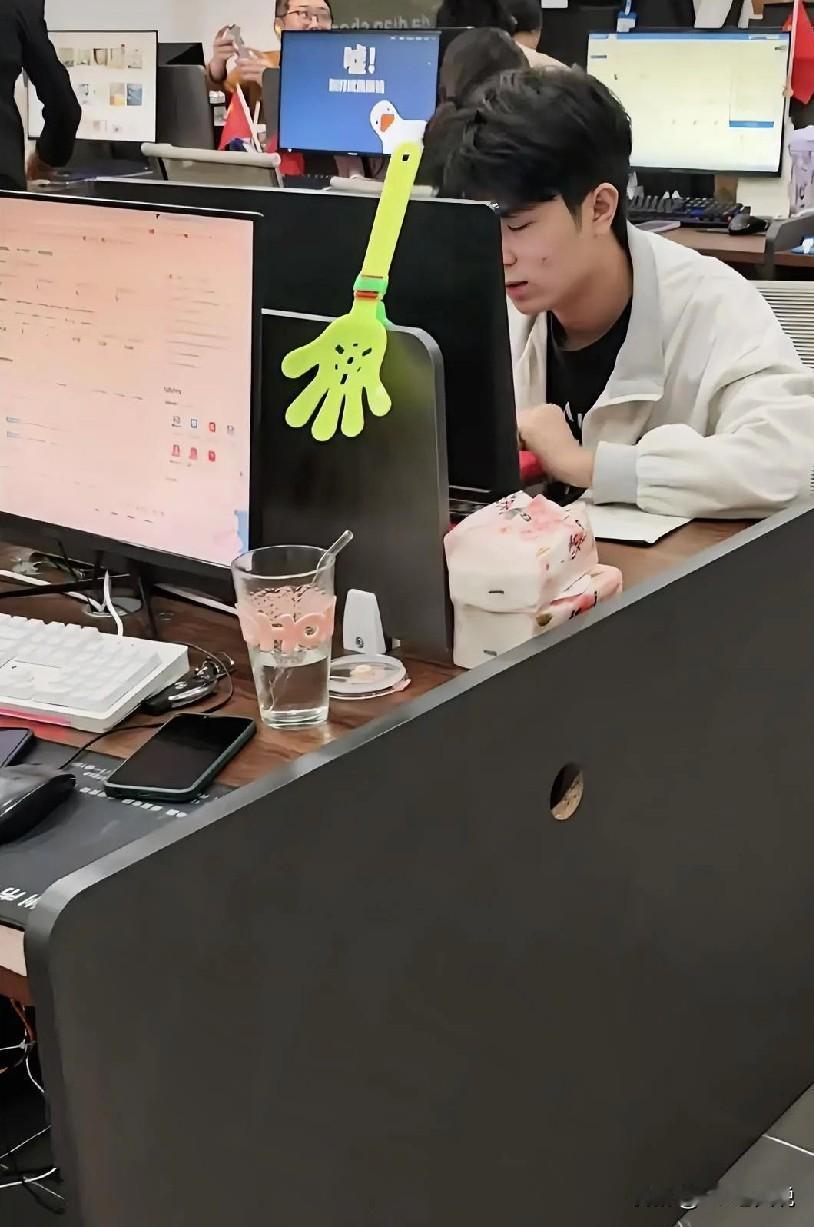 今天给一名新员工办入职，再签劳动合同，新人表示这个合同她不能签，因为工资待遇上只