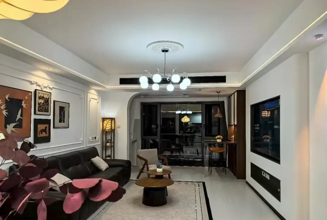 网上有人分享旅游省钱招。下高铁不打车，直接联系当地房产中介，说要看房。对方会