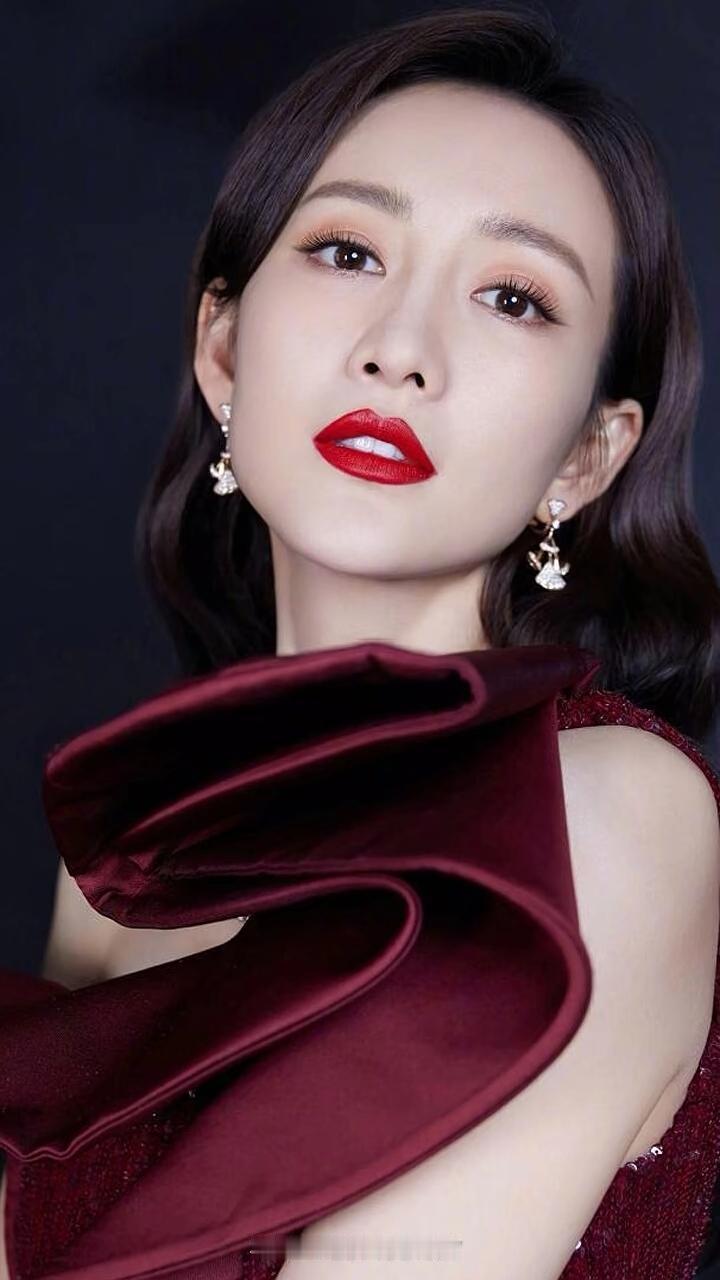 2025年3月，43岁的王鸥被爆非婚生子，娱乐圈瞬间炸锅，孩子生父指向德云社的何