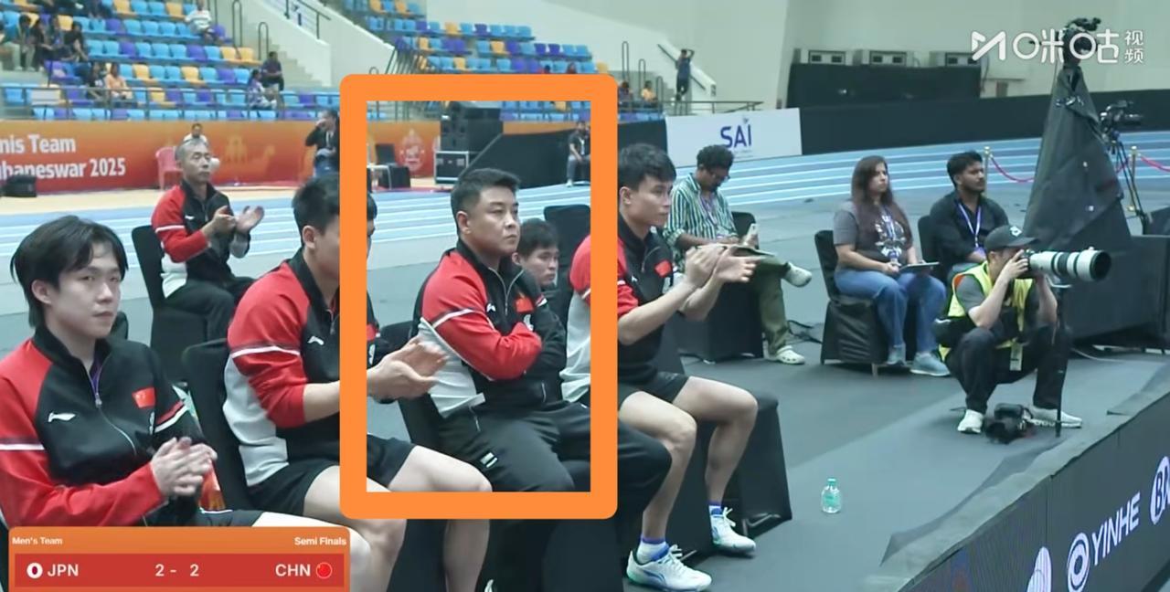 中国男乒主帅王皓真是无比的焦虑！在今天进行的一场乒乓球亚锦赛男团半决赛中，中国队