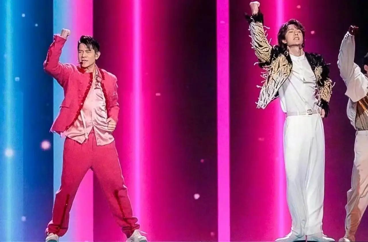 世纪同台，王一博郭富城同框，最后王一博有点气喘吁吁，郭富城好像面不改色春晚亮点