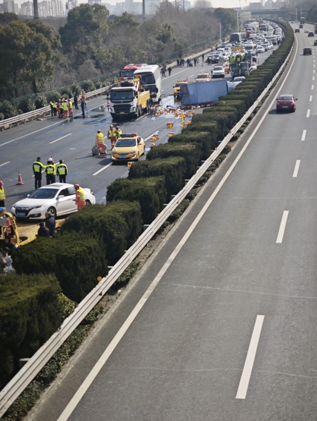 2月9日，沪蓉高速常州段大堵车两个小时！应该有不少人从这个高速上下来走地面的