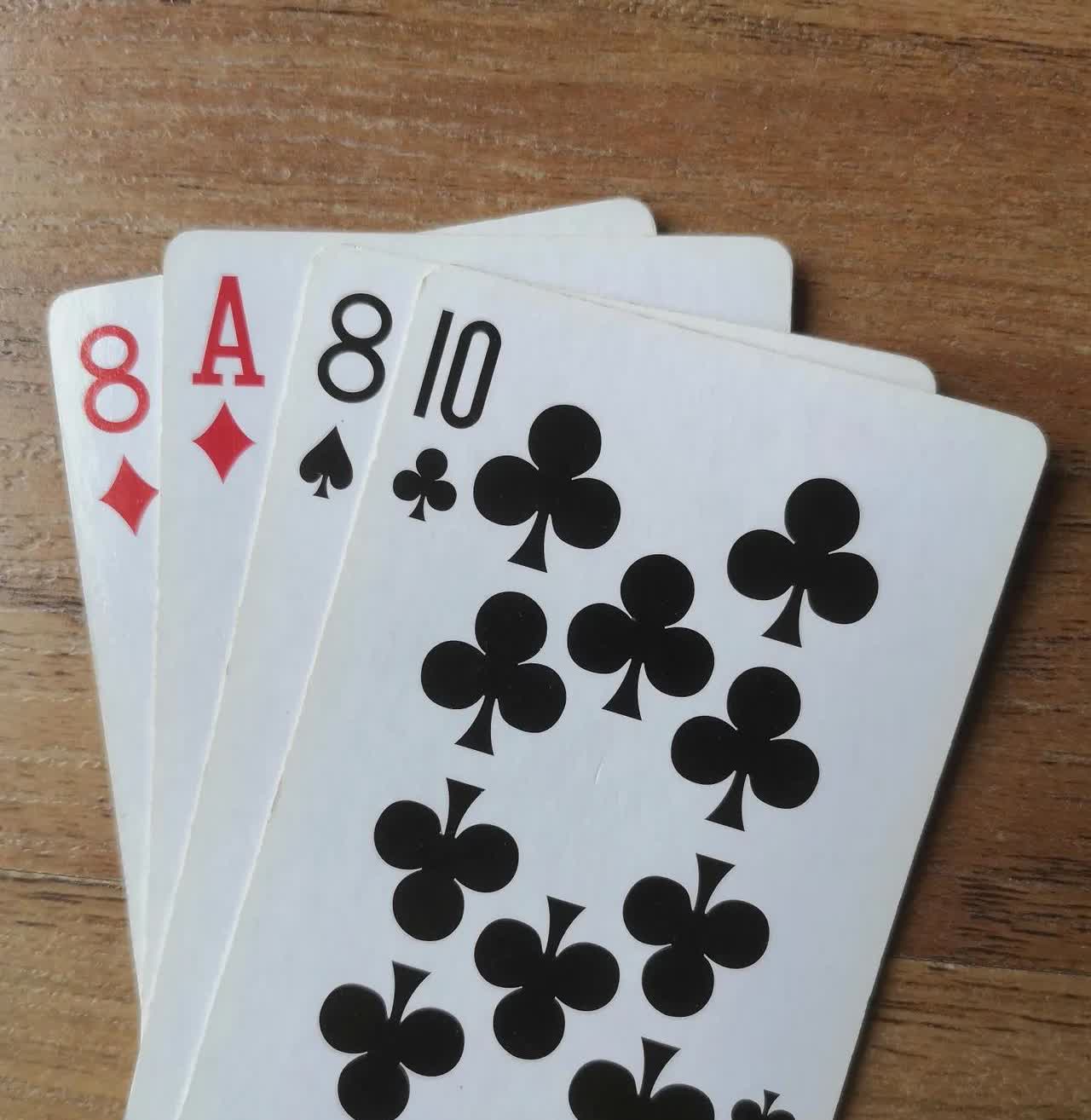 算24牌中数字摆面前，速算二十四来战。脑袋飞速在运转，谁先算出谁