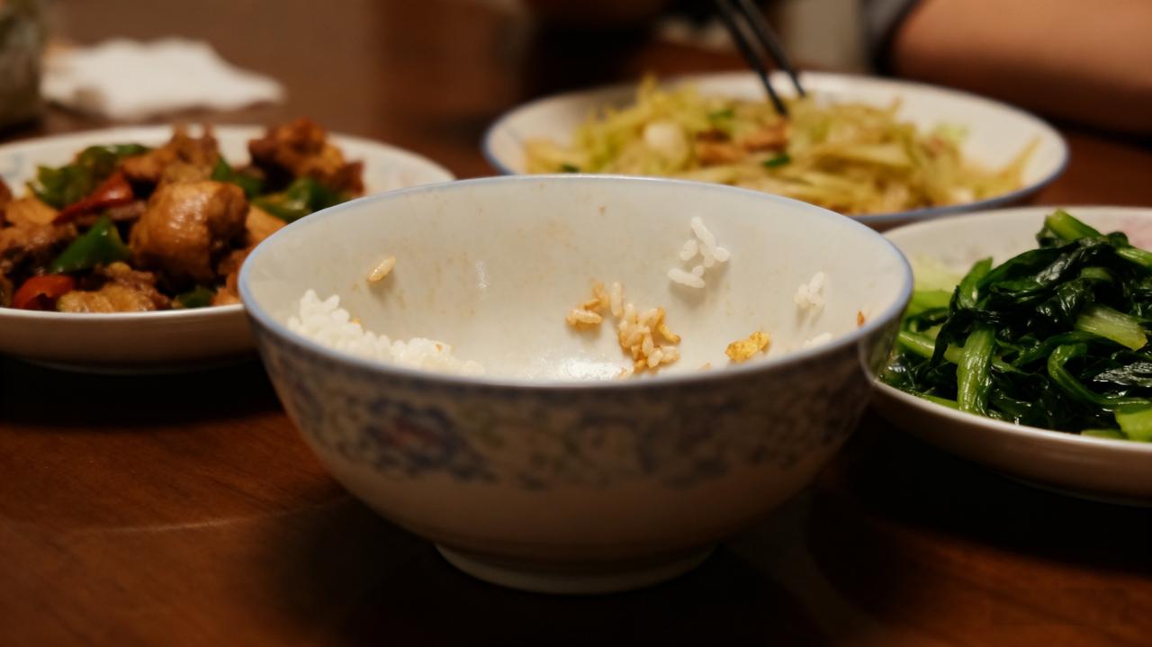 妈妈炖的鸡汤还是小时候的味道，可我却喝出了满肚子的委屈。学了四年铁轨，到最后连行