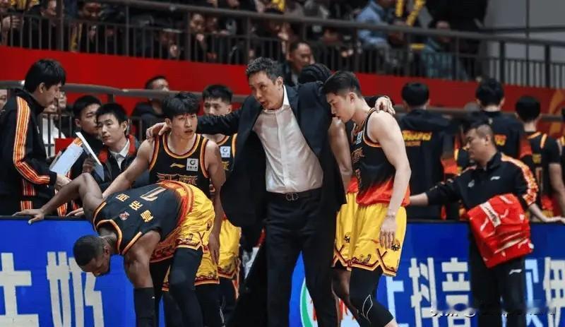 CBA常规赛，江苏88-68战胜新疆。赛后，江苏队主教练易立接受了记者采访。