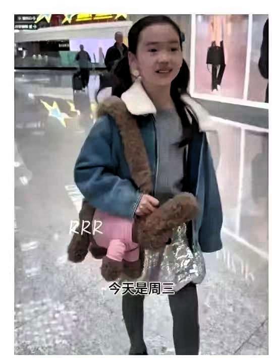 九岁网红小酒窝被曝一个月请假十来天，就为拍短视频和跑商演。她的账号有三百万