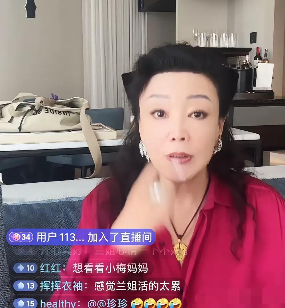 张兰直播间突发紧急情况，汪小菲愤怒爆粗口，原本一家欢聚的氛围再一次被大S破坏，可