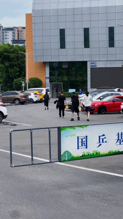 4.16日，王楚钦和草莓熊一起外出，青春帅气。手里面还盘着两核桃。国乒目前