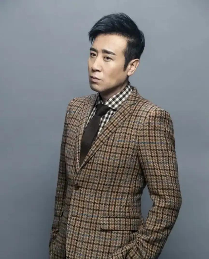 52岁于和伟皱纹成新卖点毛阿敏第一次见真人，脱口而出：比镜头里好看十倍。这