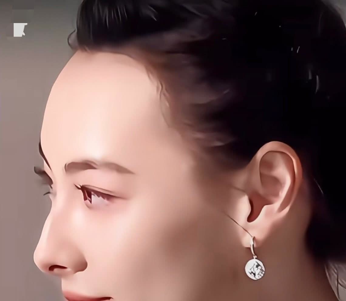 李泽楷这几日心情特别烦闷，因为他的前女友梁洛施曝光了新恋情，媒体铺天盖地地报道此