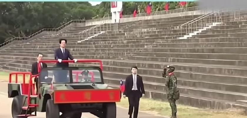 赖清德站在拖拉机上，出席M1坦克成军仪式，这仪式挺多，还是停留在30年前的景象。