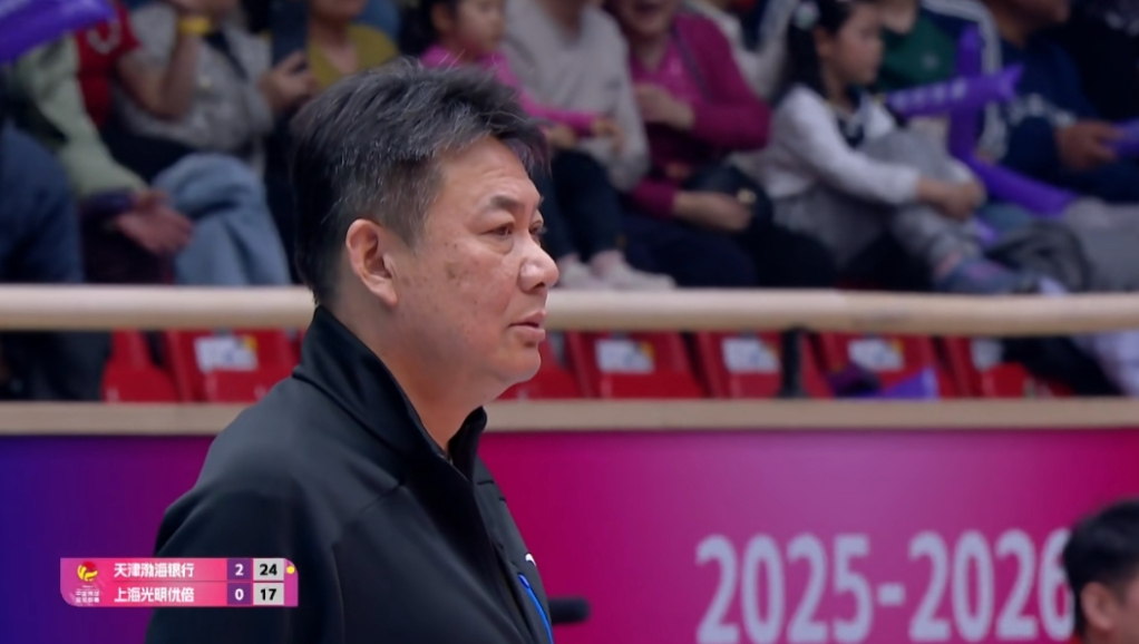 原以为上海女排三比零完胜却是三比零被完胜，有点太刺眼了吧？一直被认为一套阵容打