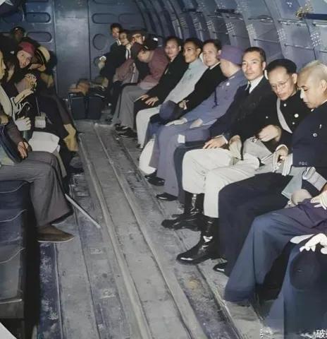 这张1949年的照片，记录了国民党要员乘专机败退台湾的瞬间。机舱狭窄，众人衣着光