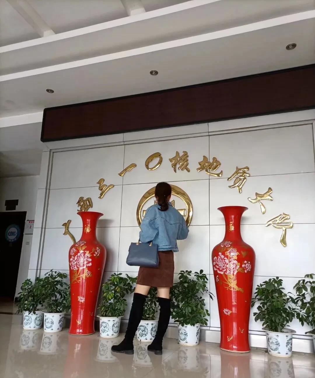 刚刚，突然接到一个电话。我原来住在桂林八里街的一个老邻居打过来的。老邻居问我，
