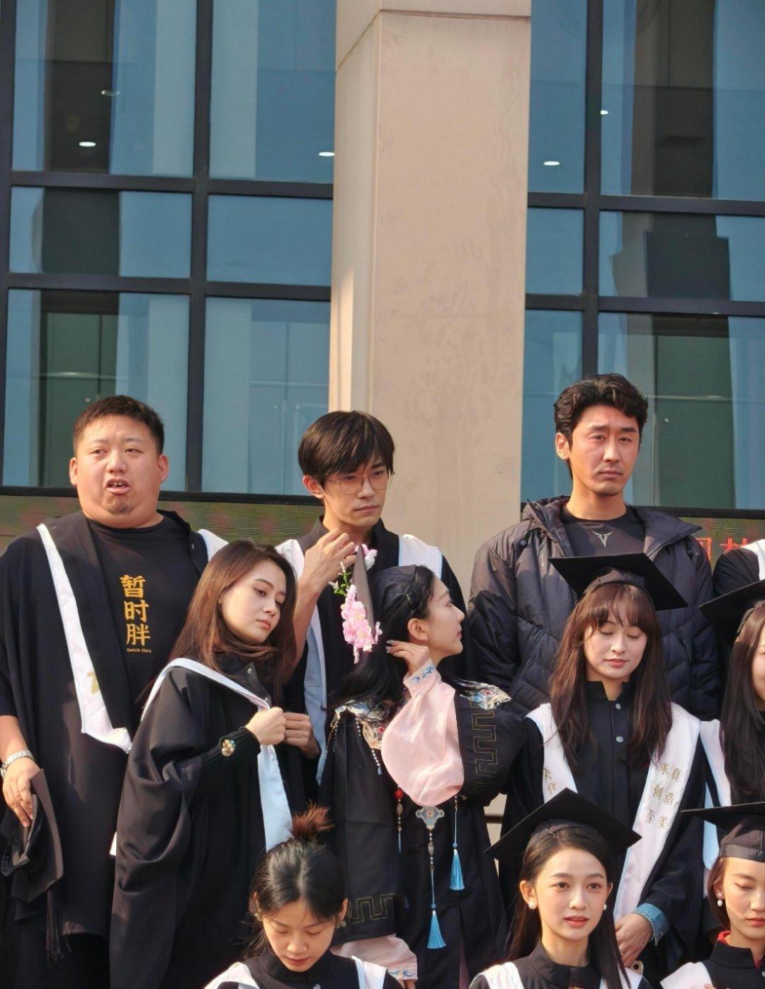 易烊千玺毕业照毕业快乐千玺同学！期待11.22新电影《狂野时代》​​
