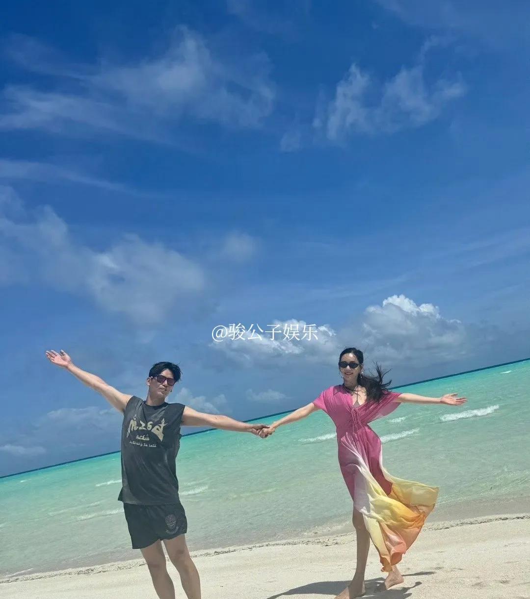 马尔代夫的海滩上，秋瓷炫和于晓光正在享受他们的假期时光。阳光、沙滩为背景，两人亲