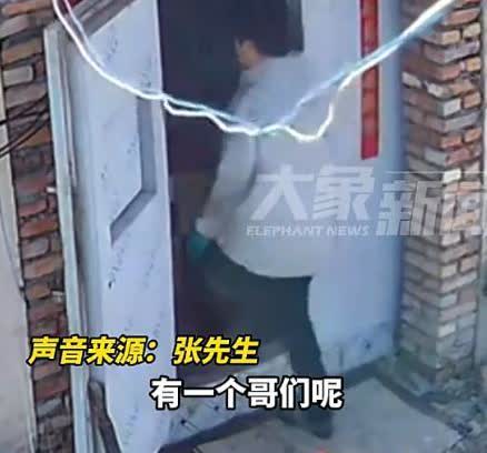 河南周口，一男子独自去冷库里面拿东西，只是没想到当天的风比较大，在他进去之后大风