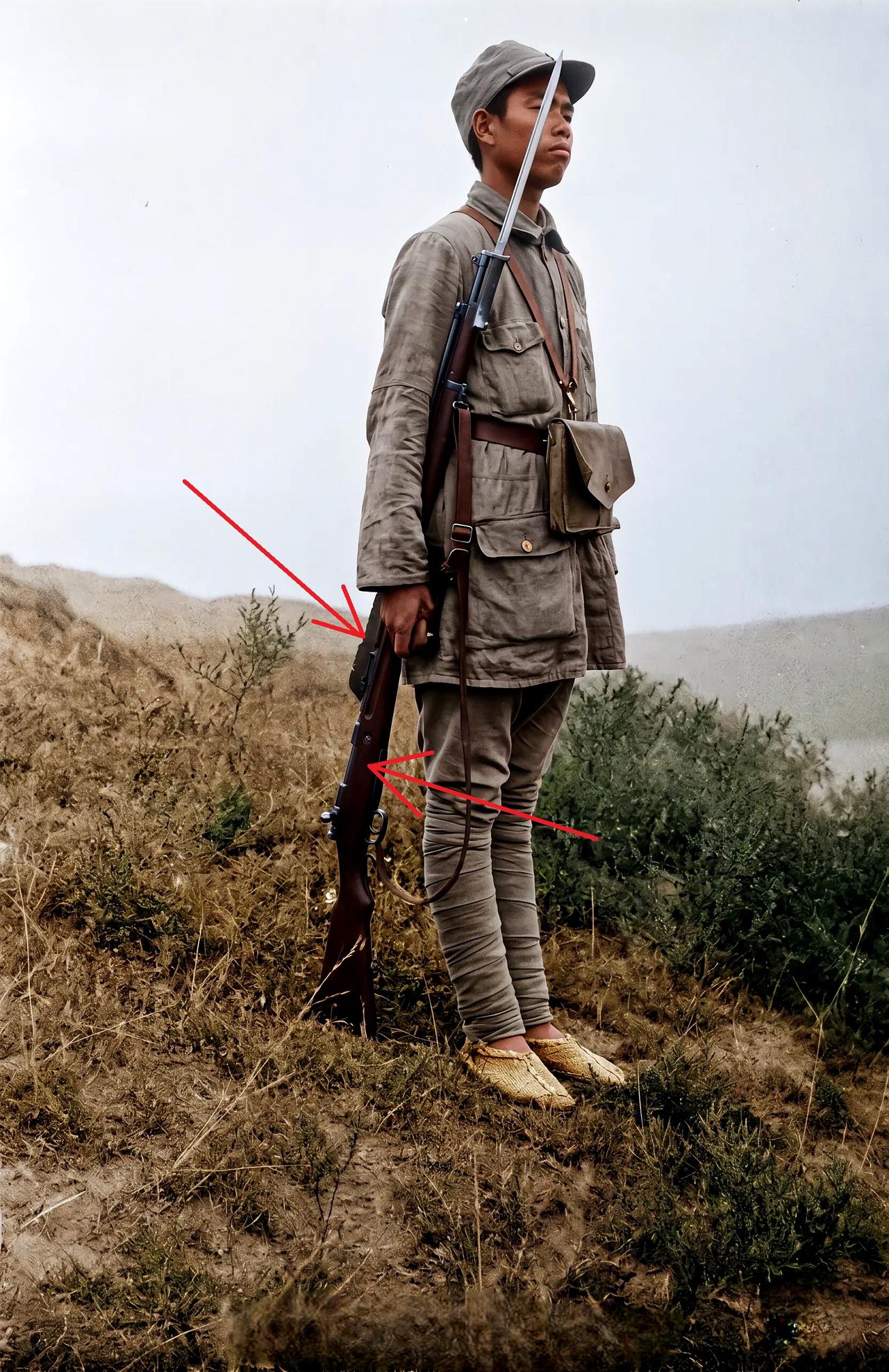 这是战地记者在山坡上拍到的一名国民革命军士兵。原本这只是一张普通的站岗照片，但是