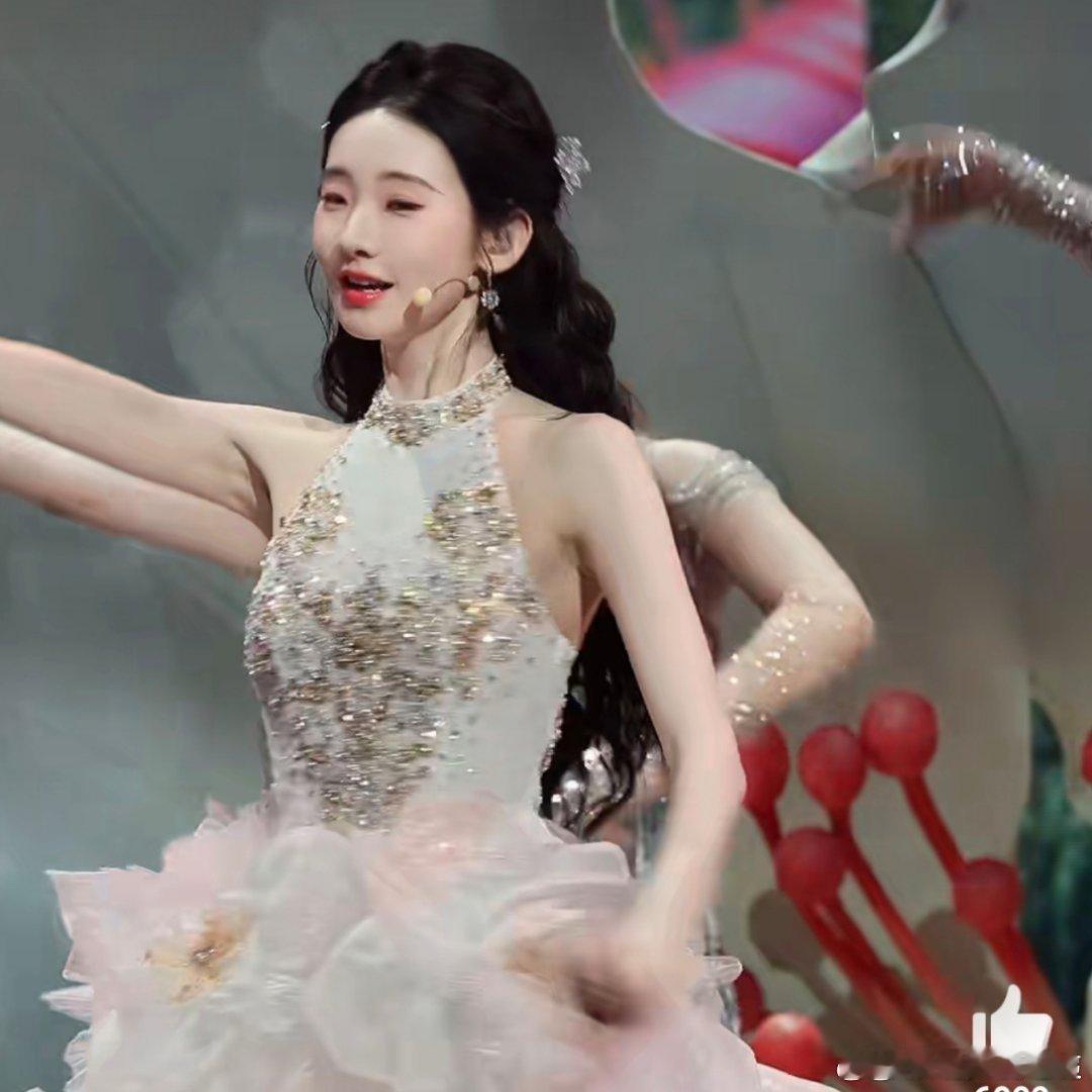张艺凡花神降临张艺凡今天的舞台造型太仙了，白色花苞裙把她清冷气质完全激发出来，