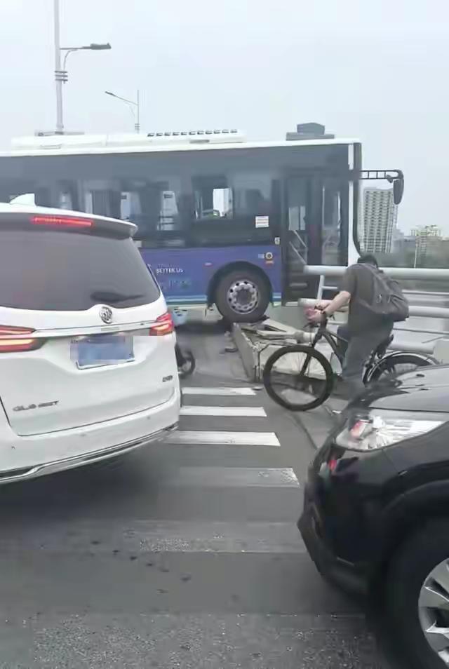 险些酿成严重事故，造成重大伤亡。一定要严查，对直接责任人要严惩不贷