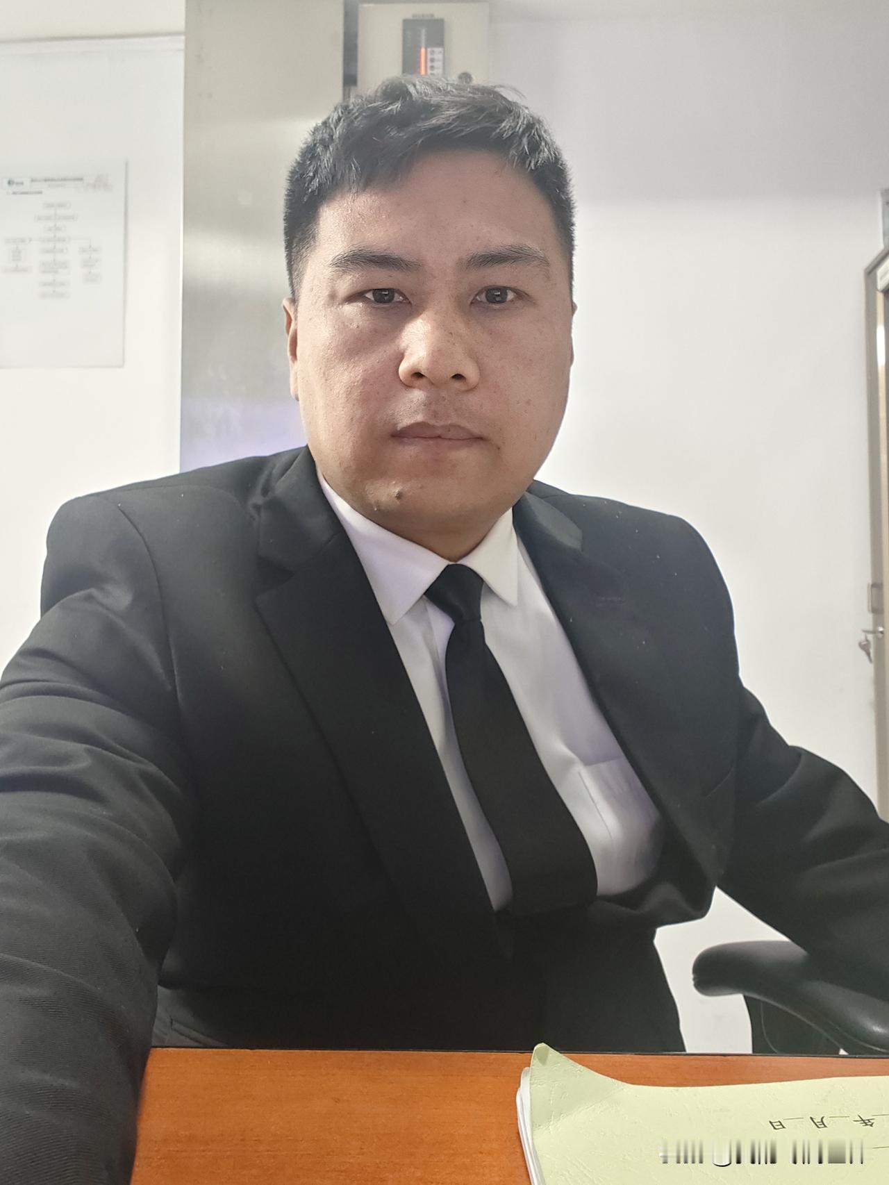 今天是在上海做保安的第8天，过年这几天写字楼里的领导和员工全部放假了，大楼里就剩