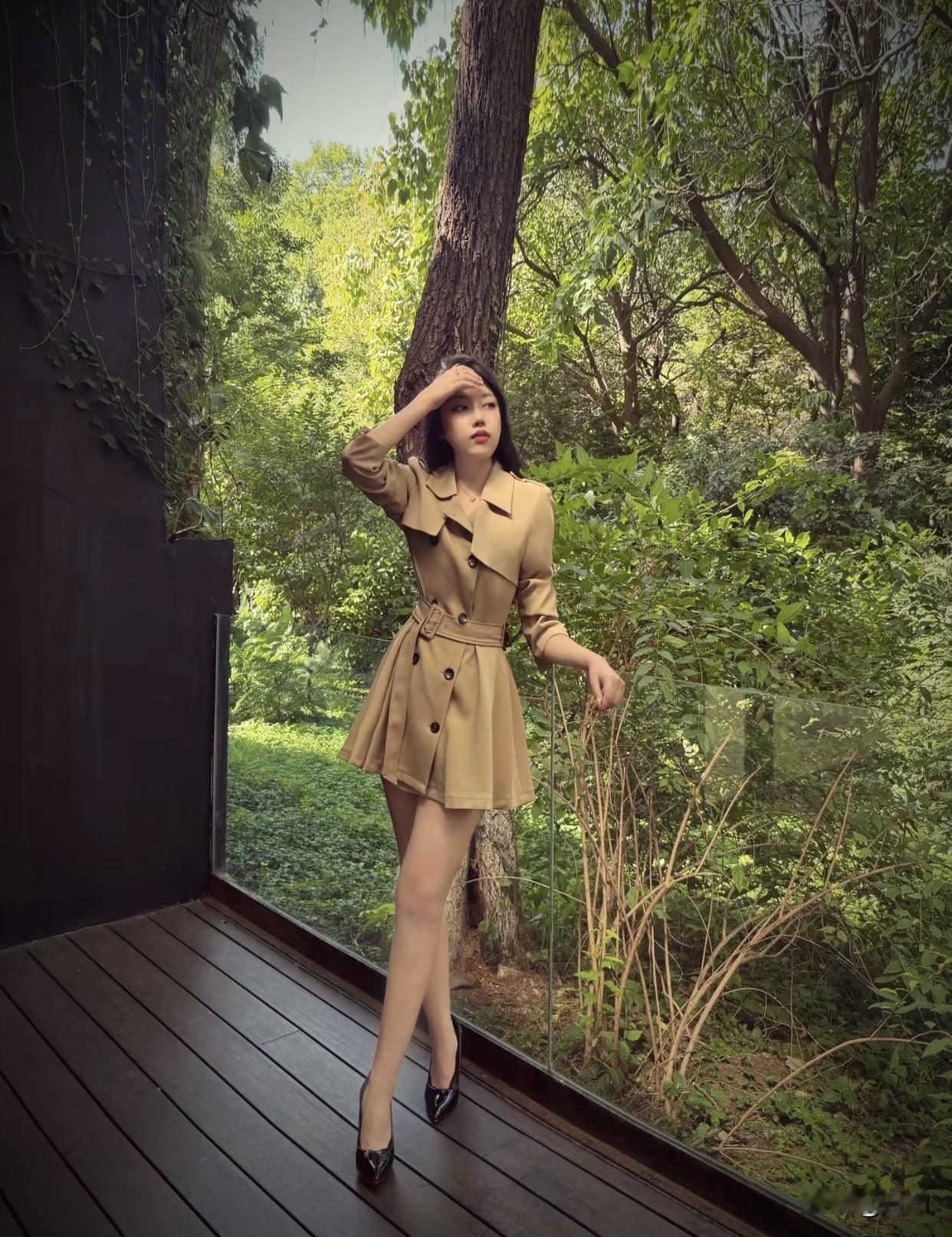 如何穿得优雅有气质不同款式也能打造优雅。流畅线条的奶油白外套配淡咖阔腿裤，优雅气