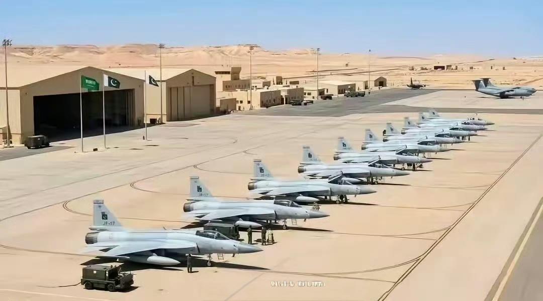 部署到沙特东部省阿卜杜勒-阿齐兹国王空军基地的巴基斯坦空军飞机，停机坪上能清楚看