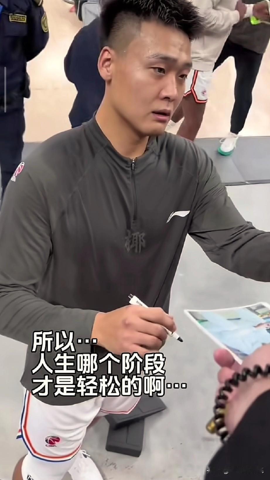 赵睿瘦这样了，真下功夫啊！近日北京男篮青岛体测，看到变化最大的就是赵睿，相比