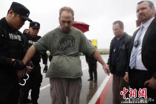 美国通缉犯丹尼尔，身负杀妻、性侵幼女重罪，靠着伪造材料，潜伏进上海华东师范大学当