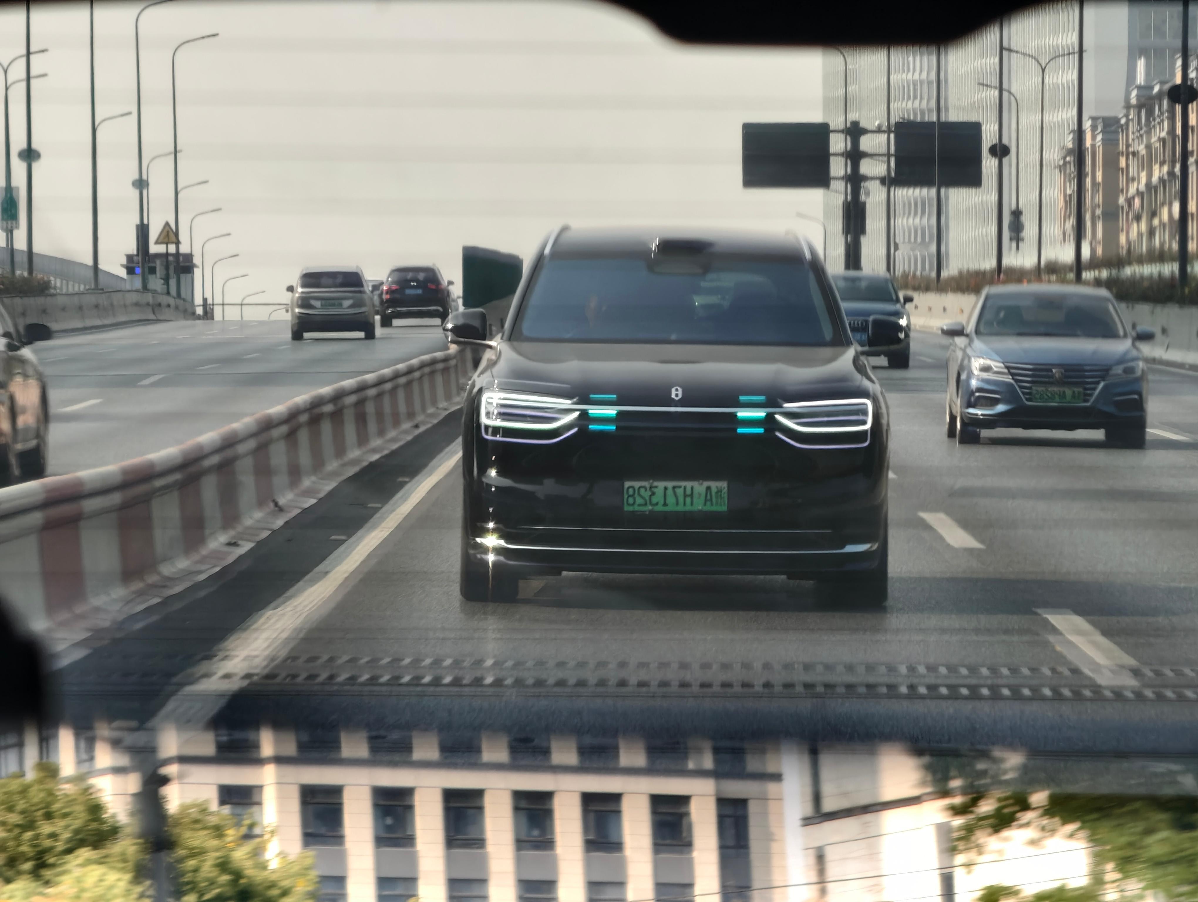 问界M7的车头小蓝灯，大家觉得咋样？