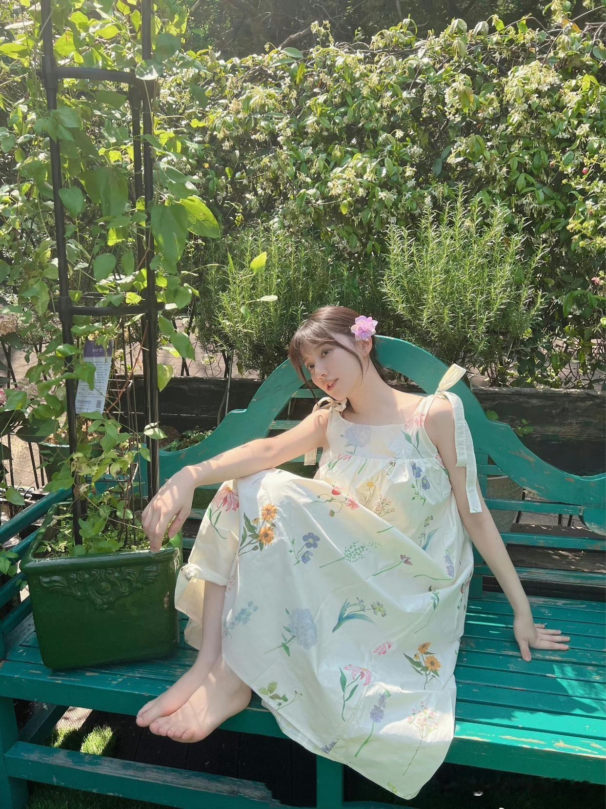 夏日花园就像一个梦幻王国,少女化身花仙子在其中与花共舞。五颜六色的花朵肆意绽放