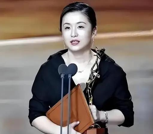 白玉兰奖官微沦陷了，大家纷纷进言，要求官方将秦雯得的奖项撤掉！秦雯真是坐的住