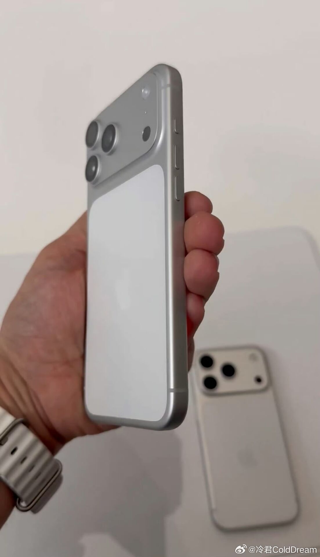 还有更辣眼睛了，不能只有我一个人看到[捂脸哭]。iPhone17今年Pro系列白色