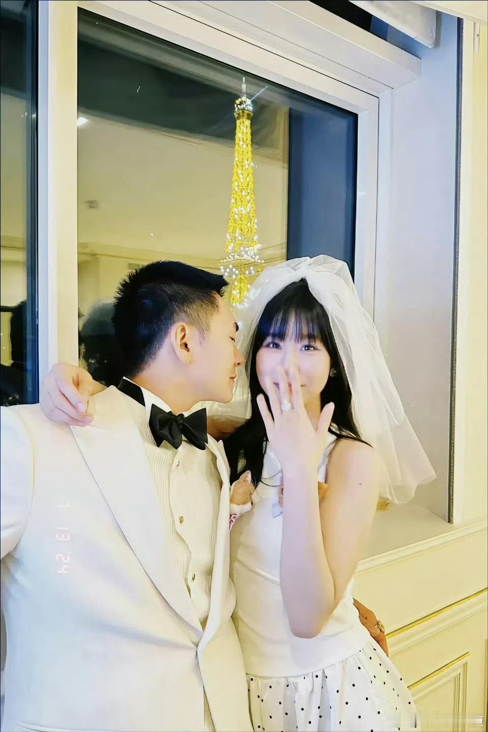 徐老师航仔结婚这一消息通过他们的社交媒体平台进行了官宣。徐老师在微博上分享了他们