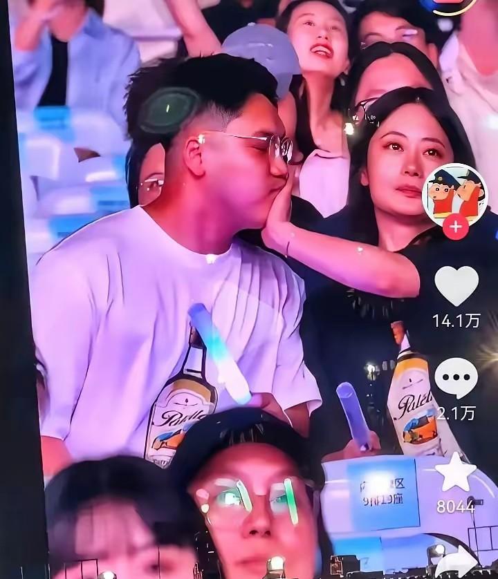 我有种很强烈的预感萧敬腾演唱会上的女生嫁不出去了不是丑，也不是没人馋她身子，
