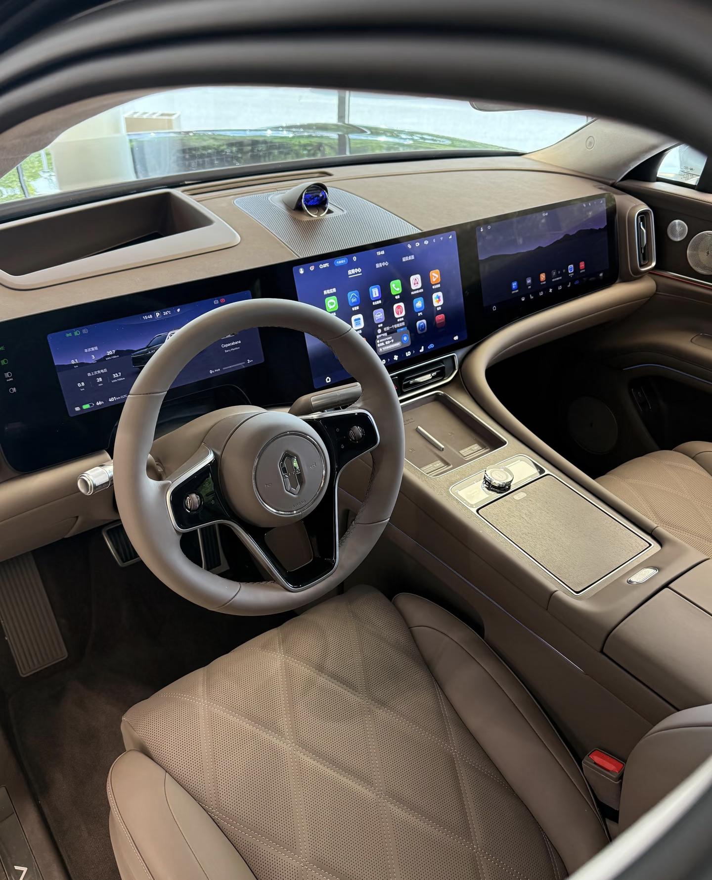 “这辆车，重新定义了SUV？”问界M9的车长超过5米2，轴距3米1，停在那里的气