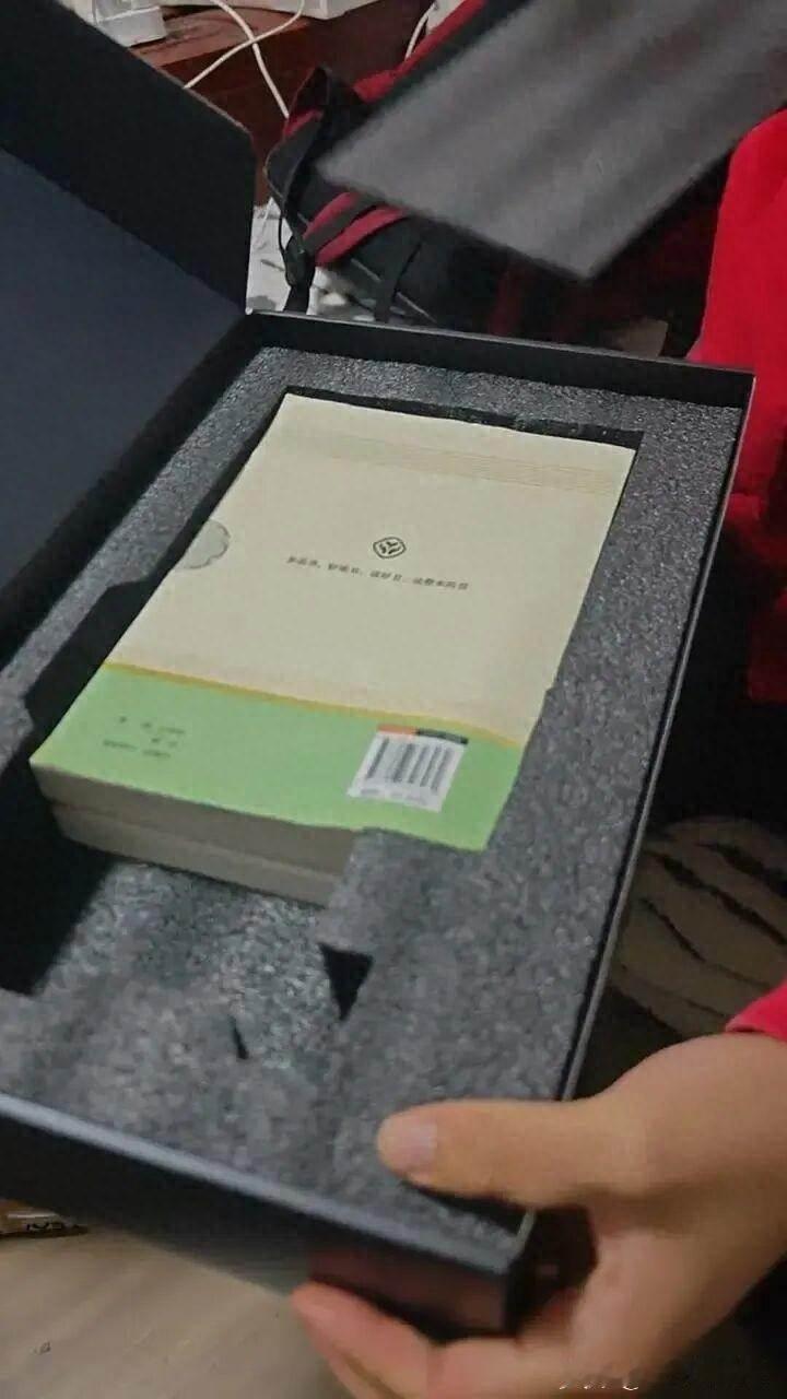 男子网购3000多元的电脑显卡，出于谨慎全程录制开箱视频，没想到收到的竟是两本书