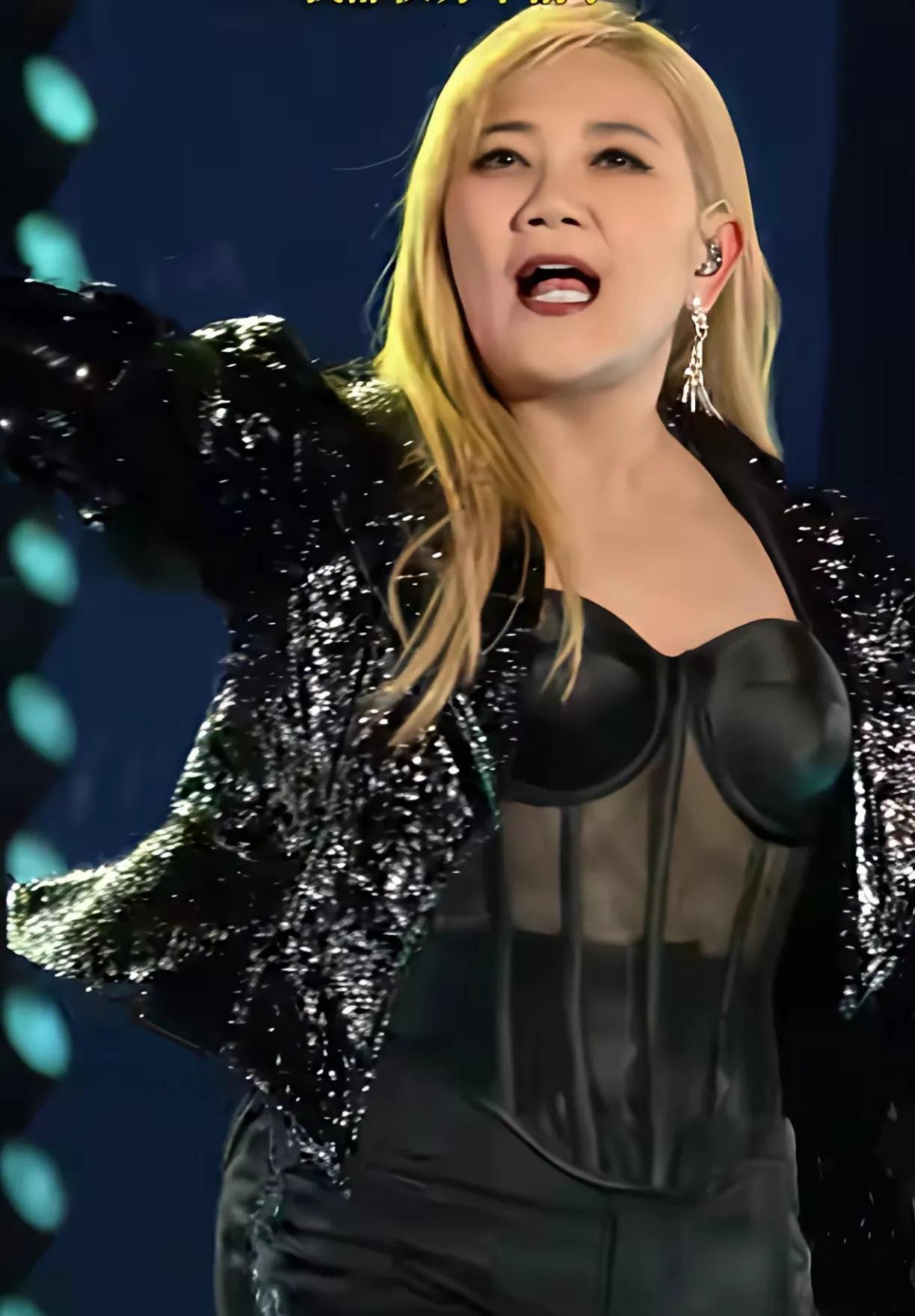 本以为是张惠妹，没想到是梁静茹，目测这体重得有180斤吧！实话讲，这般“吨位”