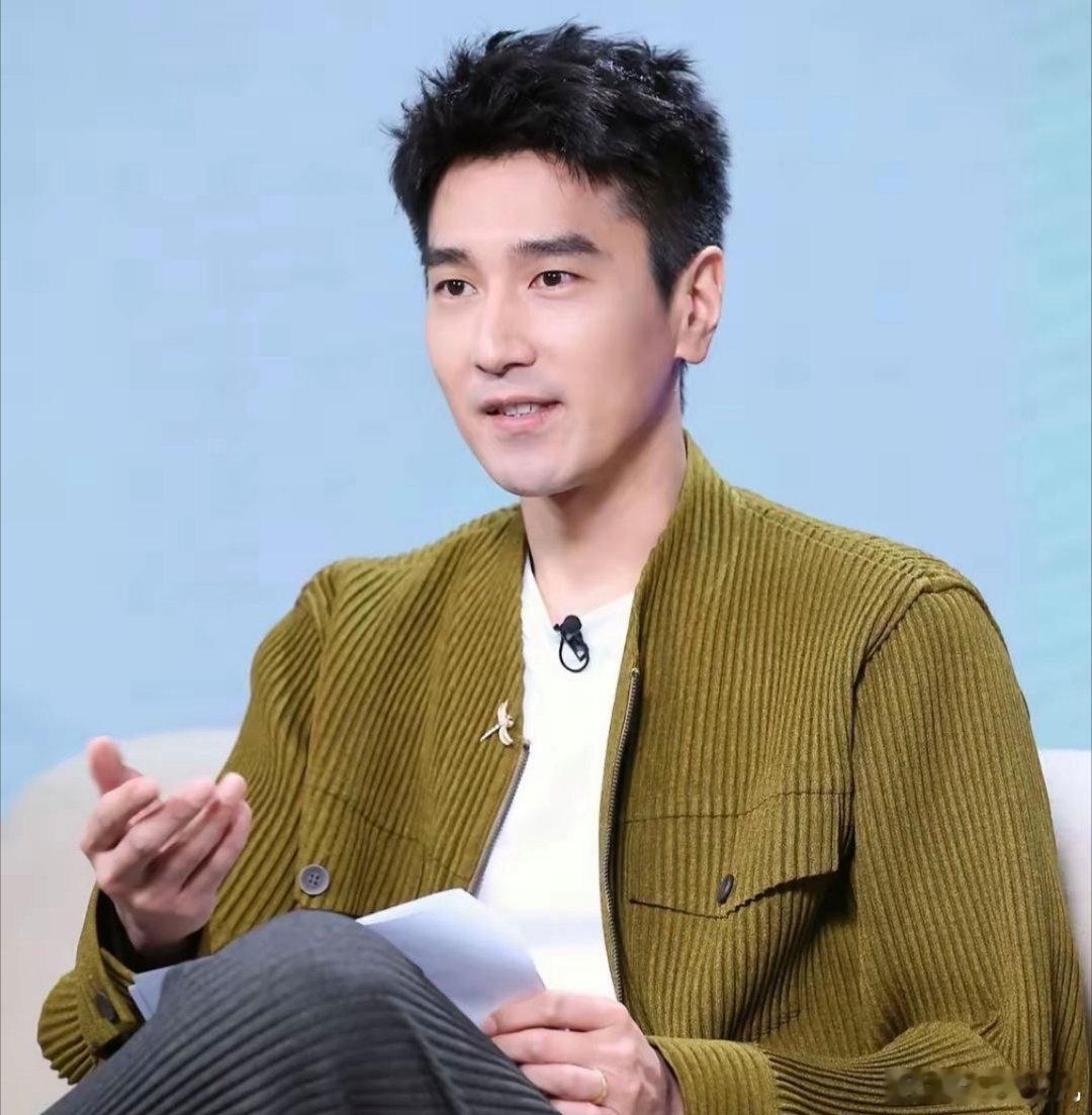 主持人问赵又廷:“你和高圆圆在教育孩子的时候，有没有站在同一战线上？”赵又廷说: