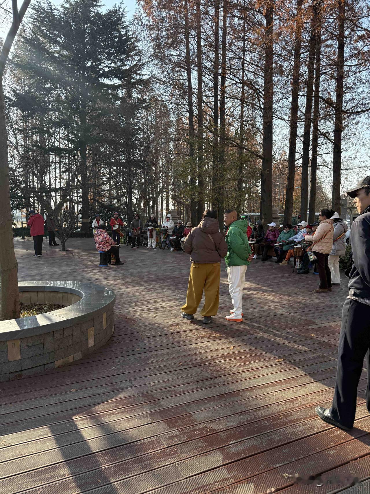 我昨天上午又去青岛中山公园打卡了，可能受天气影响刚开始冷人们不太适应公园里的人不