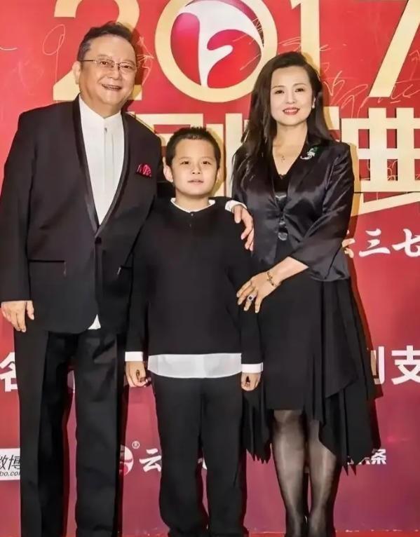 77岁的老爷子王刚，哪怕年轻时的戏里腰缠万贯，退休年纪也难买一双金拖鞋，“60岁