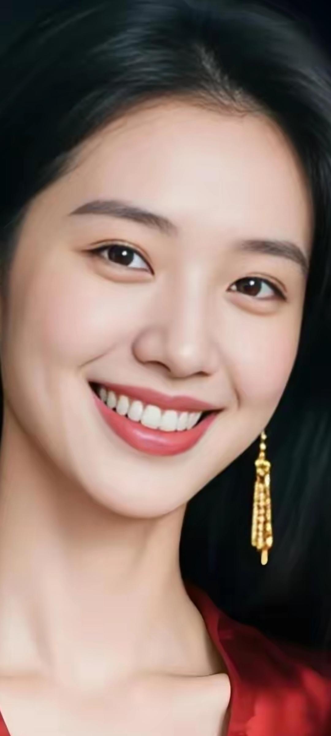 甜美笑容，金饰闪耀，红衣飘逸，女神范儿十足！🌟✨