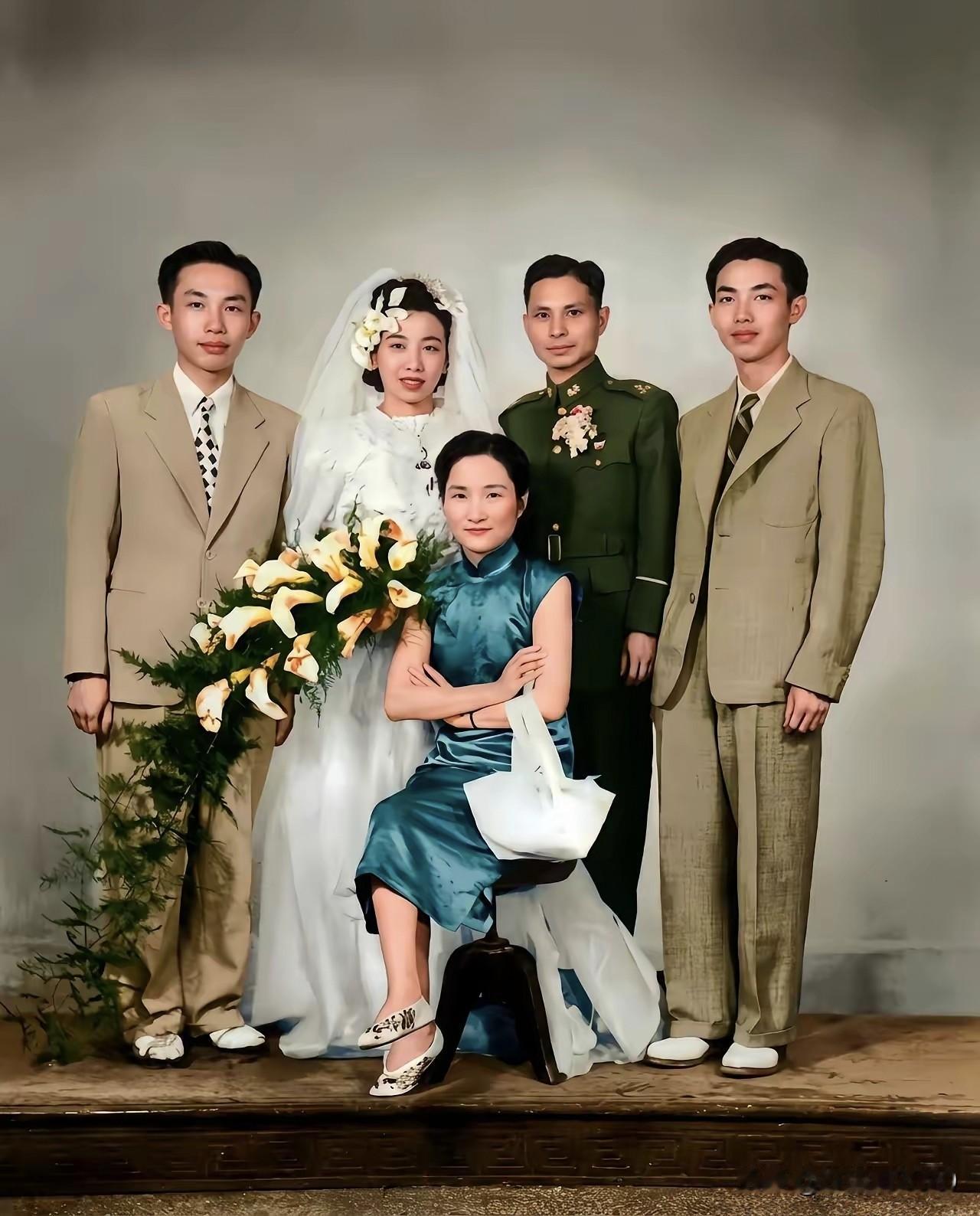 这是民国时期陆小曼参加侄女的婚礼时留下的一张合照。看照片中的陆小曼感觉她姿色平