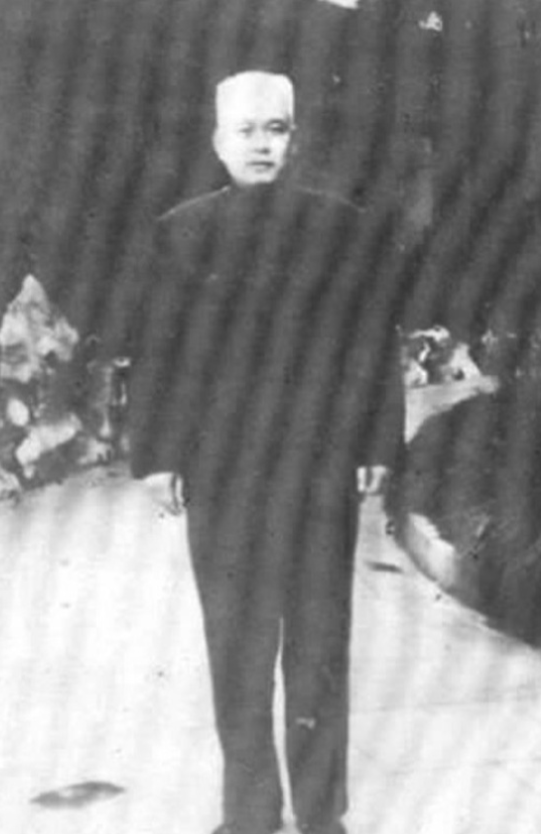 1932年，由于叛徒出卖，导致王范被捕。他被捕后，拒不承认自己的身份。敌人等着看