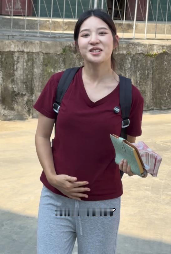 原来阿梓的肚子已经这么大，蹲下站起要用手扶着的那一刻，看着让人特别心疼。 但