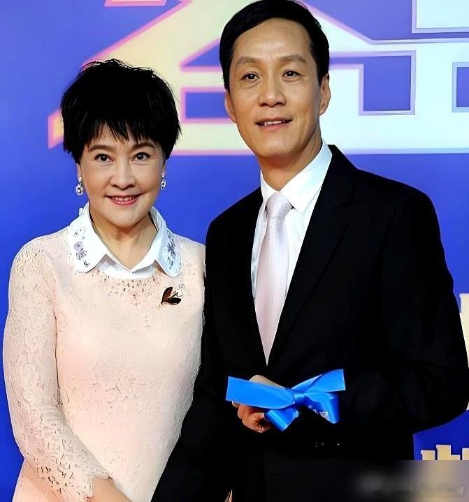 他怒了。2008年，一个饭局。导演刘惠宁当众对冯远征的妻子梁丹妮出言不逊。冯