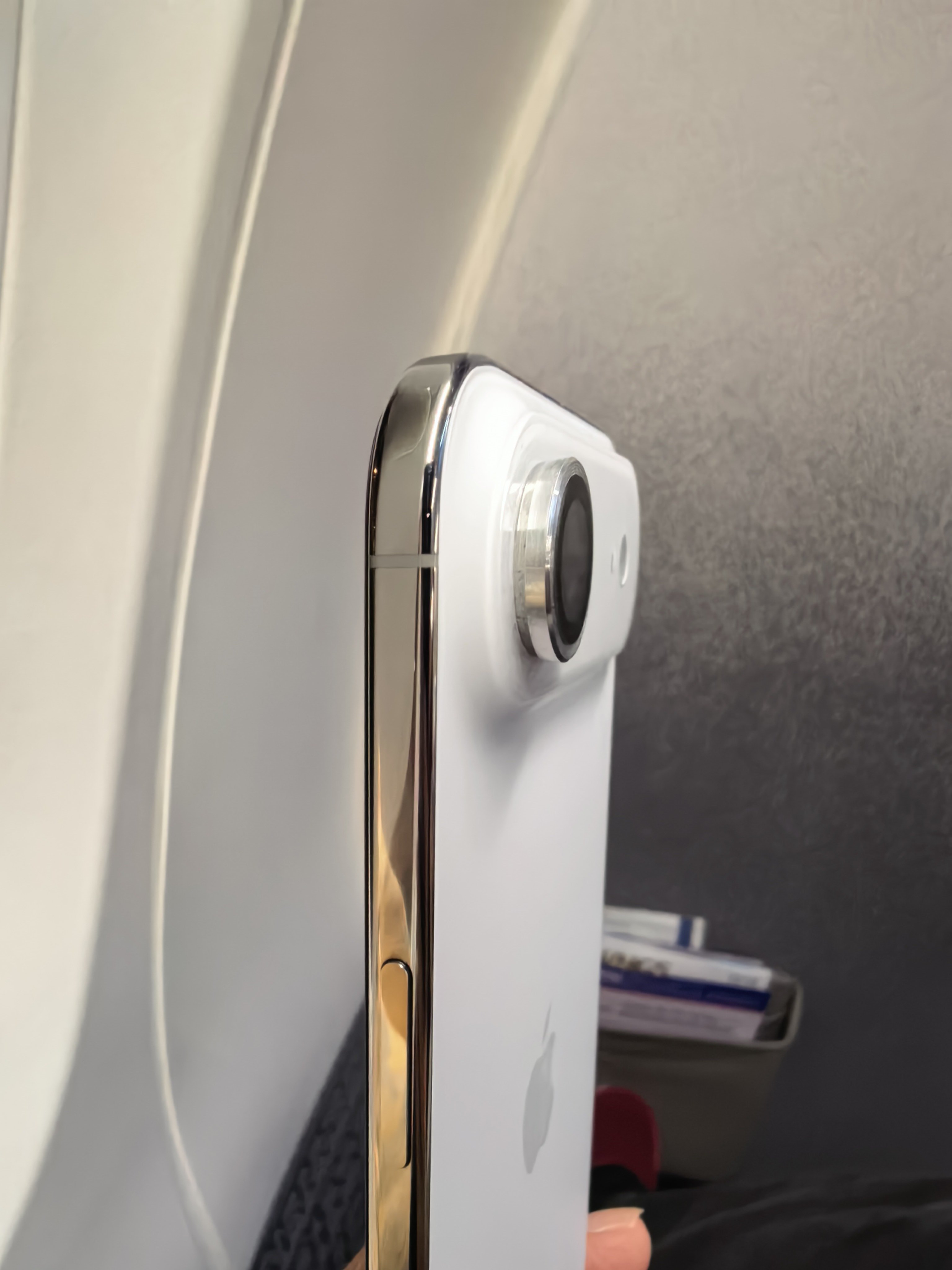 很难想象，用了一天又厚又重的安卓旗舰，再用回iPhoneAir的感觉。