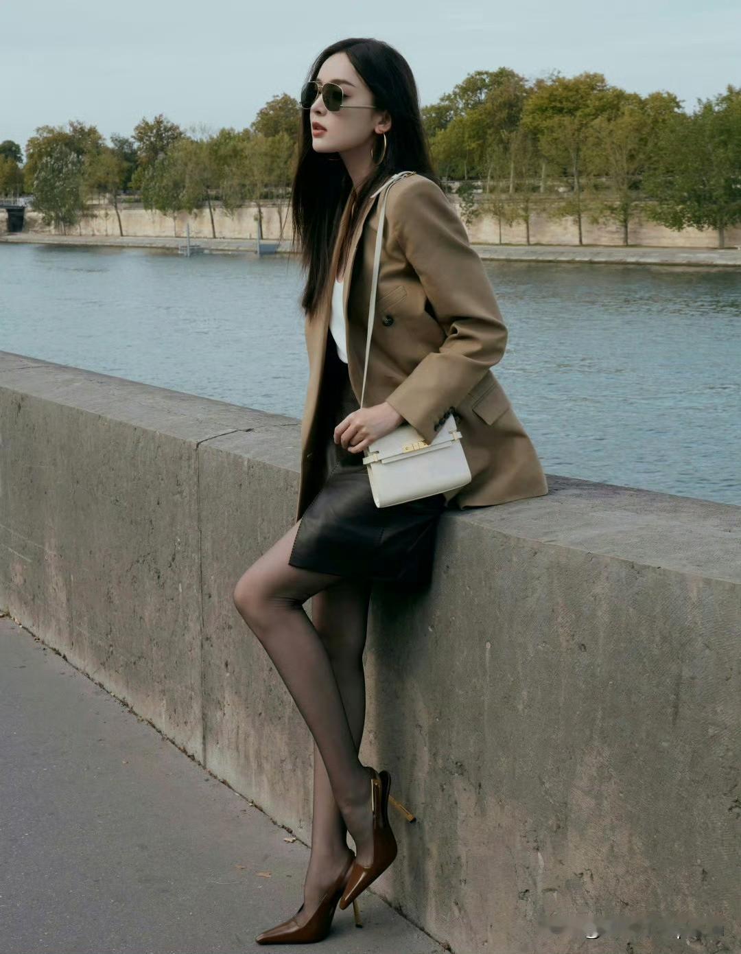 古力娜扎这身真是把又飒又媚玩明白了！西装皮裙配黑丝，正经里带点野，御姐气场直接