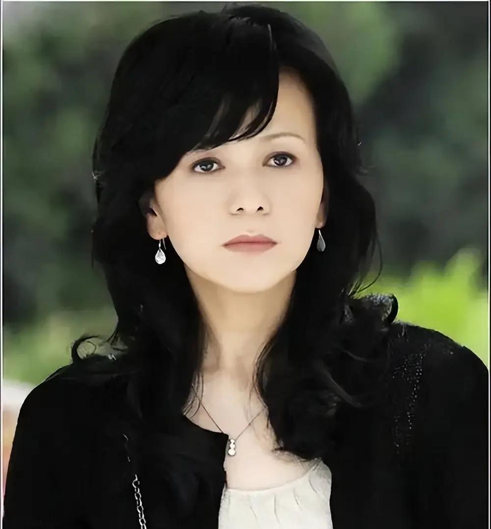 王子文建议王琳：“你房子这么大，可以去把父母接回家住。”王琳直接拒绝：“能给父
