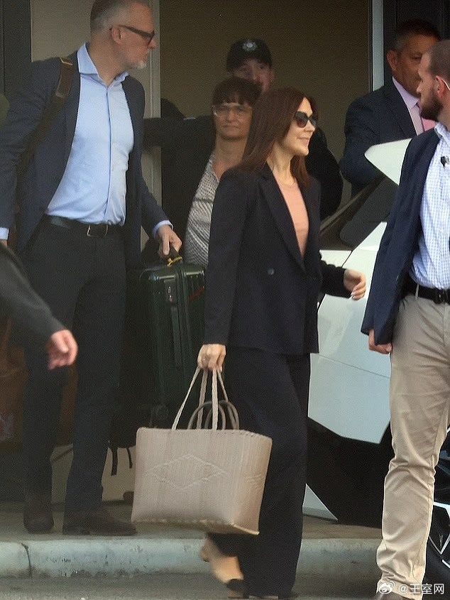 丹麦王室🇩🇰🇦🇺3月13日下午，弗雷德里克国王和玛丽王后抵达澳大利亚珀